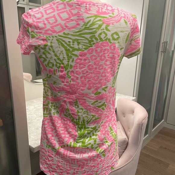 Lilly Pulitzer lightweight V neck Tee - Picture 7 of 8
